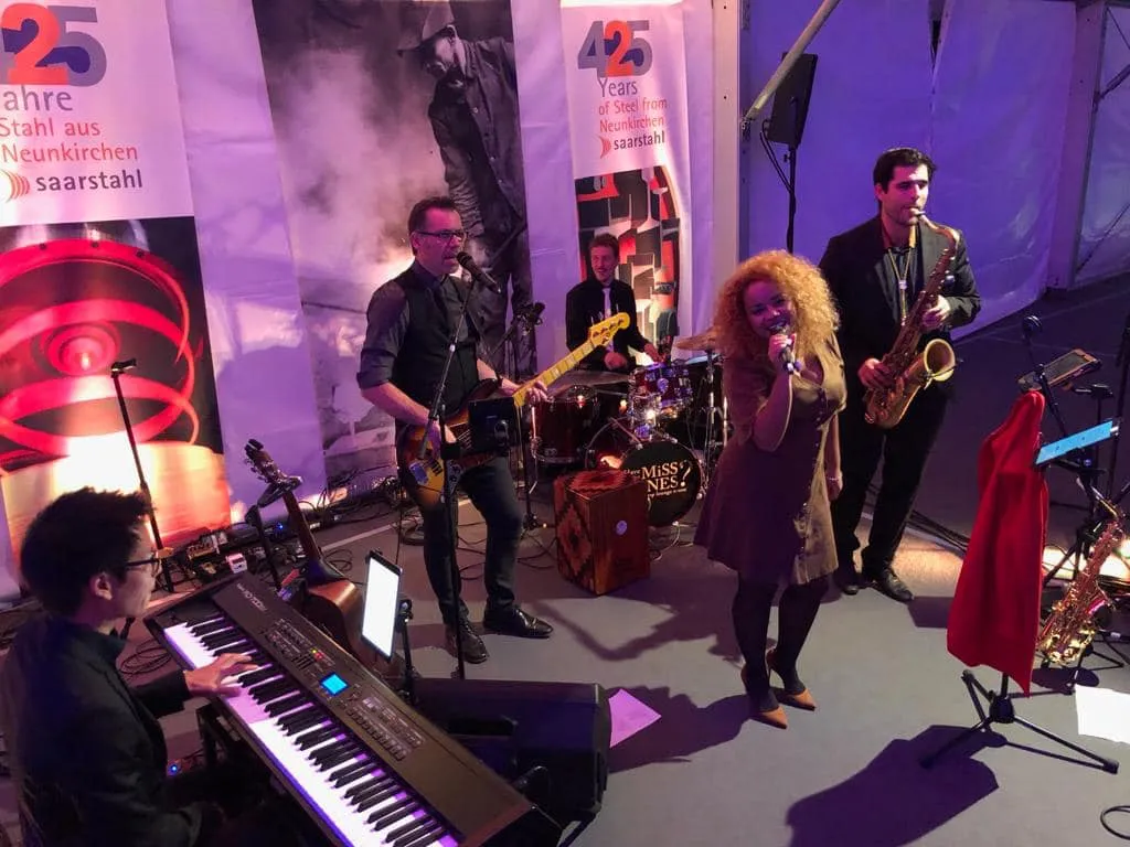 Jazz-Performance von Have You Met Miss Jones in einer Galerie.